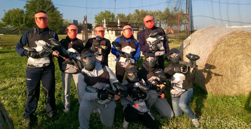 Gruppo di amici che gioca a paintball a Cerveteri