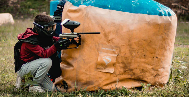 Giocatore di paintball durante una sfida ad alta adrenalina a Frosinone