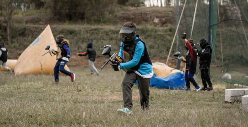 Squadra di paintball pronta a sfidarsi in un campo a Cassino
