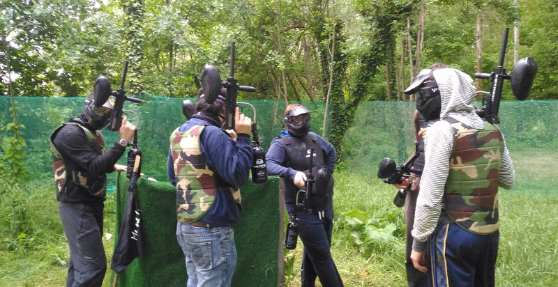 Sfida a paintball tra amici in Piemonte