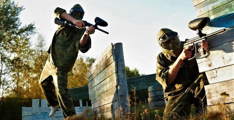Giocatori in azione nel campo di paintball a Caldes