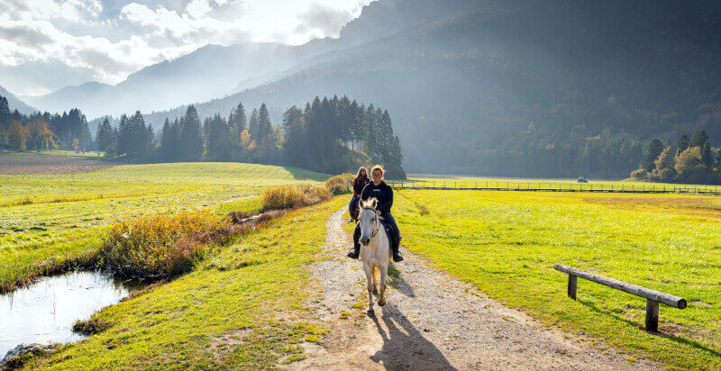 bel panorama in estate a Cavastro nel Trentino durante una cavalcata