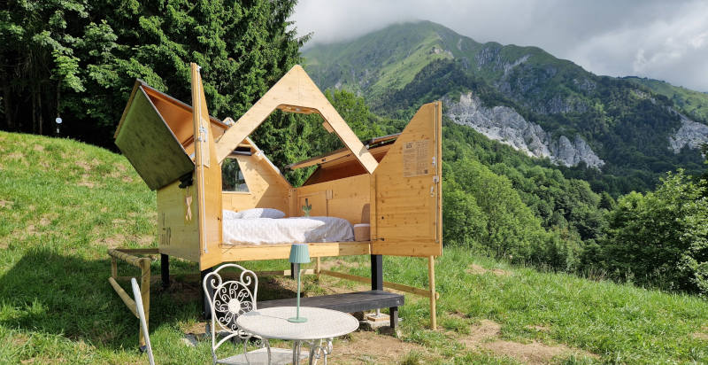 Alba sulle montagne friulane con StarsBOX immersa nella natura