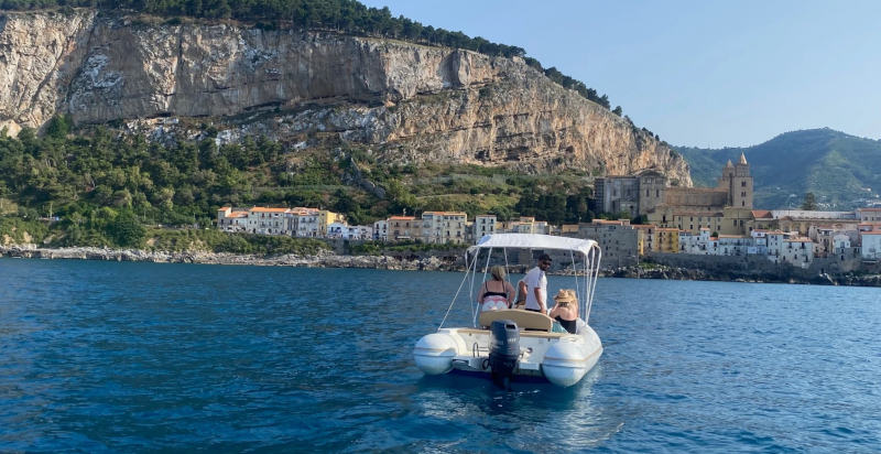 Vista panoramica della costa siciliana da un gommone a Castel di Tusa