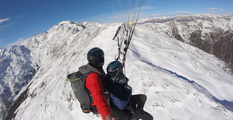 Panorama mozzafiato durante un volo parapendio in Val d’Ultimo
