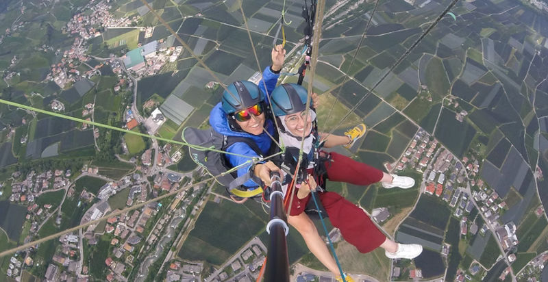 Emozioni uniche durante un volo parapendio biposto a San Vigilio