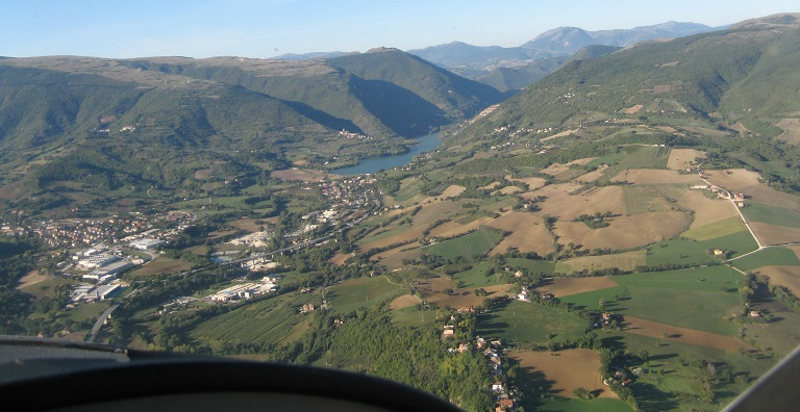 Vista aerea delle colline marchigiane durante un volo in aeroplano
