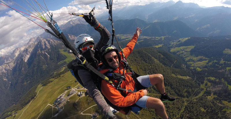 Emozionante volo in parapendio sopra le montagne dell'Alto Adige