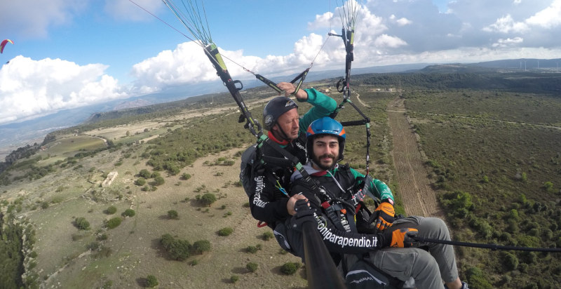 Esperienza di volo in parapendio su Alghero, tra cielo e mare