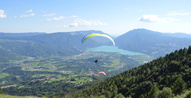 Panorama mozzafiato dal parapendio sopra Belluno