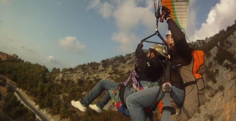 Panorama mozzafiato della Campania durante un volo in parapendio
