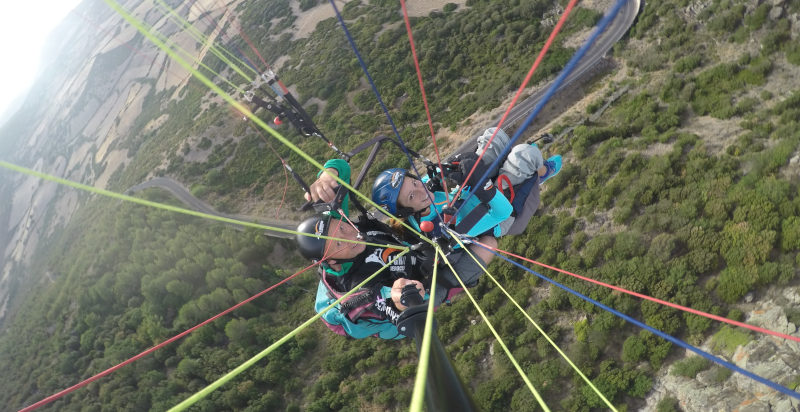 Volo in parapendio sopra Castelsardo con vista sulla costa sarda