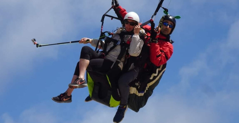 Volo in parapendio sopra il lago di Lecco con decollo da Monte Cornizzolo