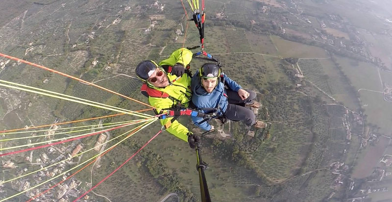 Volo in parapendio nelle Marche: vista aerea di colline e paesaggi naturali