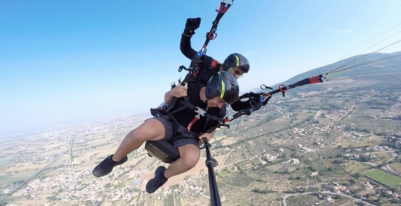 Esperienza di parapendio biposto a Monte Gemmo vicino Fabriano, Marche