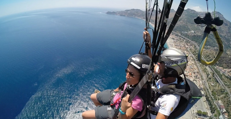 Panorama aereo della Sicilia durante il volo in parapendio da San Giorgio