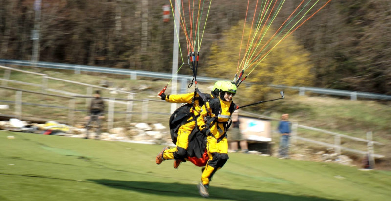 Esperienza di volo in parapendio in Veneto con decollo dal Monte Grappa