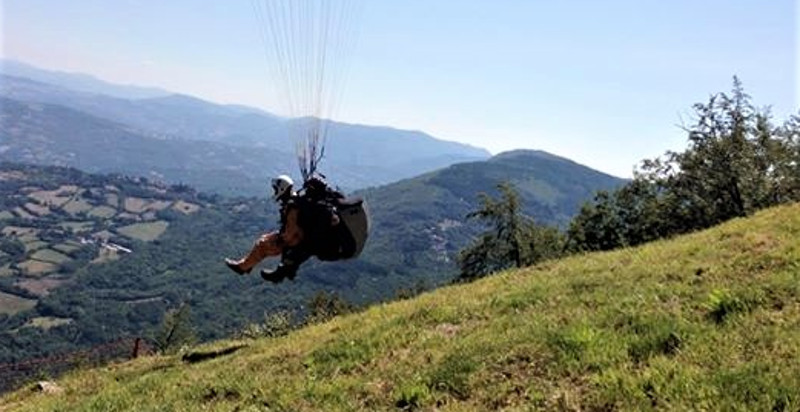 Esperienza di parapendio su Monte Pizzo, a pochi chilometri da Bologna