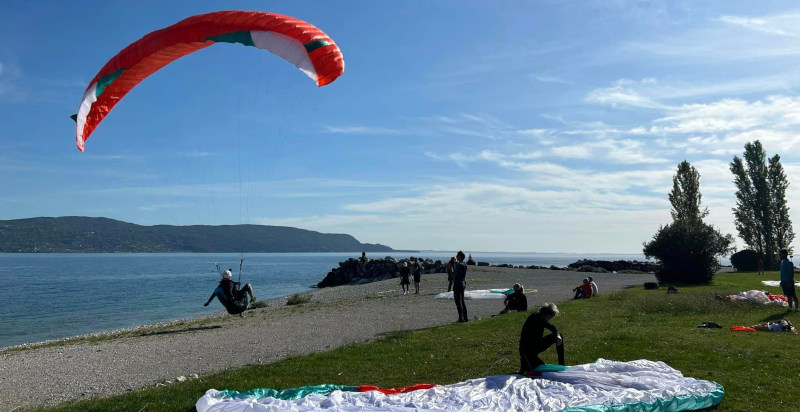 Atterraggio in parapendio sulla spiaggia di Toscolano Maderno, Lago di Garda