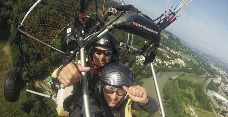 Paramotore biposto in volo sopra Acqui Terme