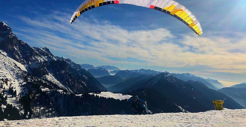Volo biposto in parapendio sopra le Dolomiti a Pinzolo