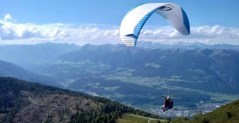 Paesaggio mozzafiato in parapendio su Plan de Corones, Alto Adige