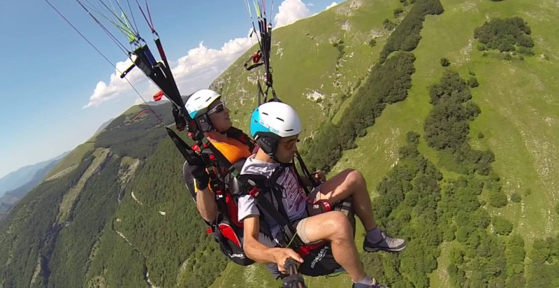 Volo in parapendio sopra i colli di Perugia con panorama mozzafiato
