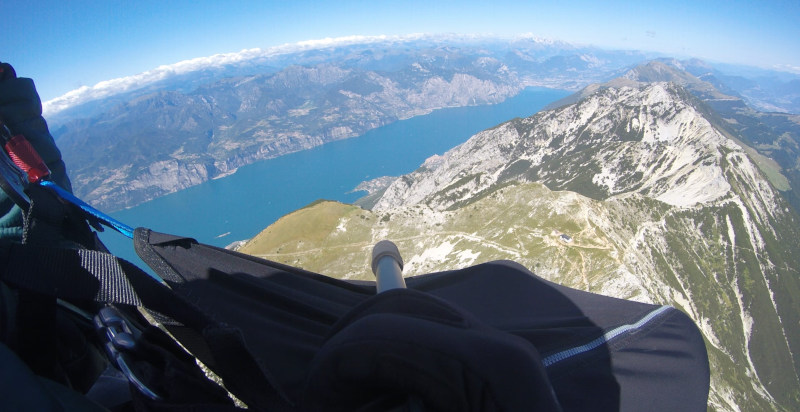 Parapendio in tandem con pilota esperto sopra gli altopiani della Lessinia