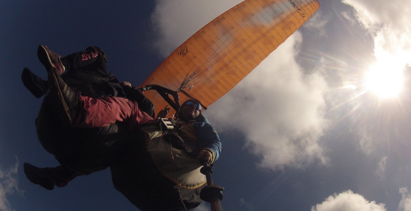 Esperienza di volo in parapendio biposto sopra le colline toscane vicino a Pisa