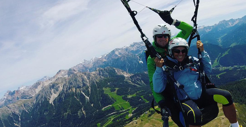 Pilota esperto per il volo in parapendio biposto a Plan de Corones