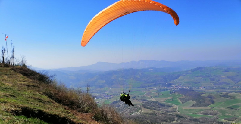 Parapendio biposto sopra Voghera: vista aerea delle colline lombarde