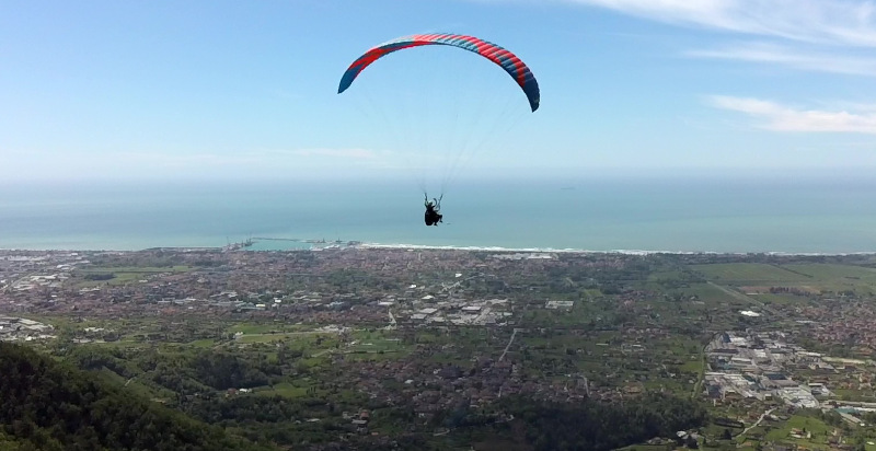 Panorama aereo durante il volo in parapendio sopra il Parco delle Alpi Apuane
