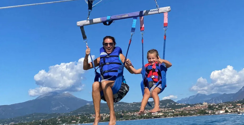 Adrenalina e divertimento con parasailing al Lago di Garda