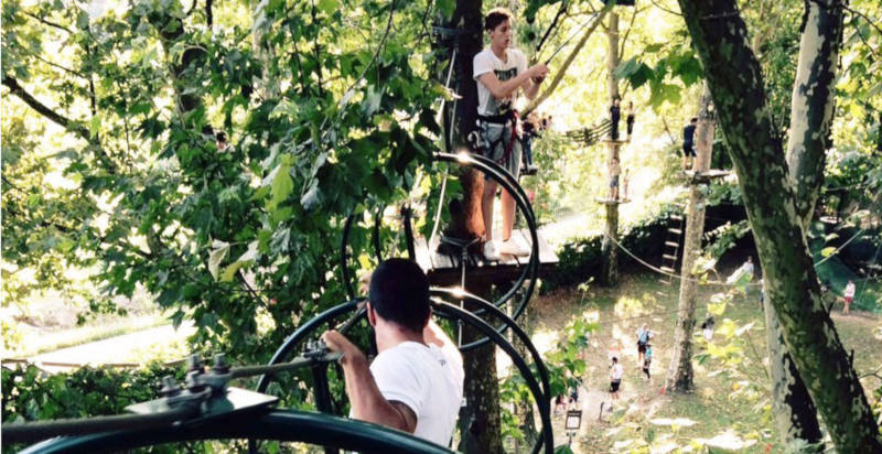 Famiglia che si diverte nel Parco Avventura Candia Canavese