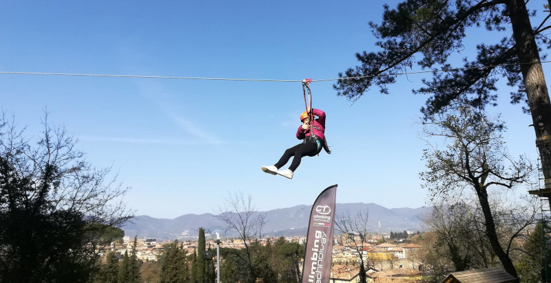 Carrucola in azione al parco avventura per famiglie a Rieti