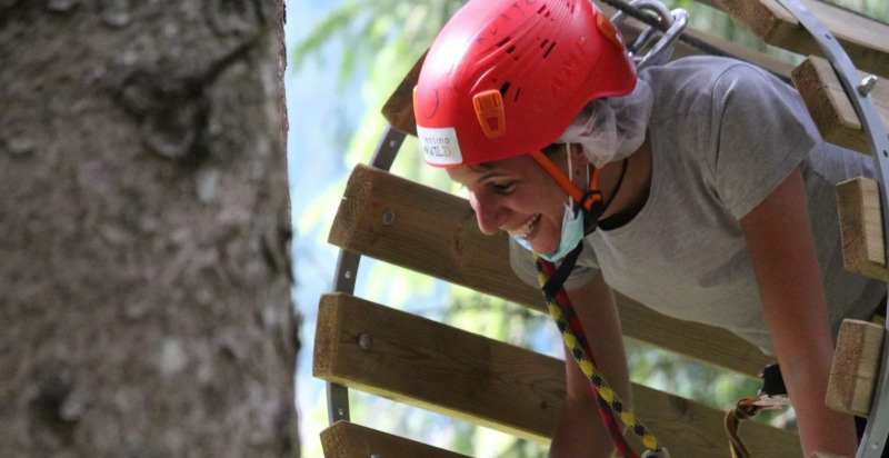 bambini che attraversano il tunnel sospeso nel Parco Avventura Val di Sole