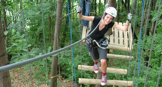 Percorso tra gli alberi al parco avventura di Veglio