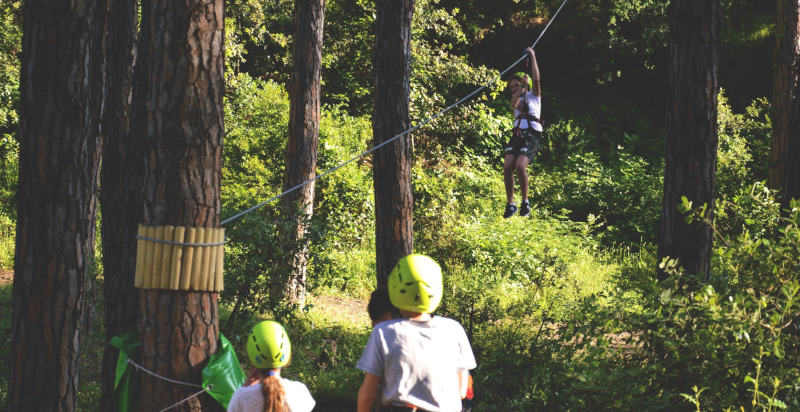 Bambini che si divertono nel parco avventura di Ischia