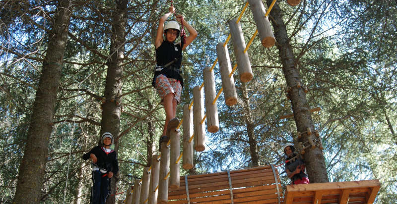 Ostacoli sospesi tra gli alberi al Parco Avventura Madonie