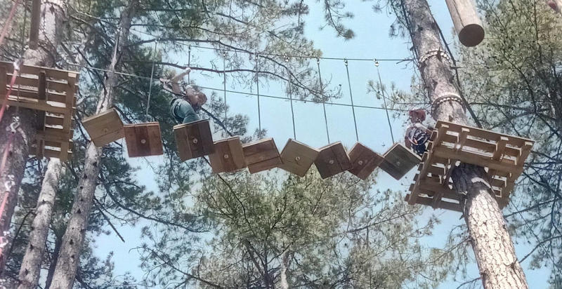 Percorso sospeso nel parco avventura di Rieti immerso nella natura