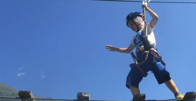 momento di adrenalina sul percorso avventura del Trentino