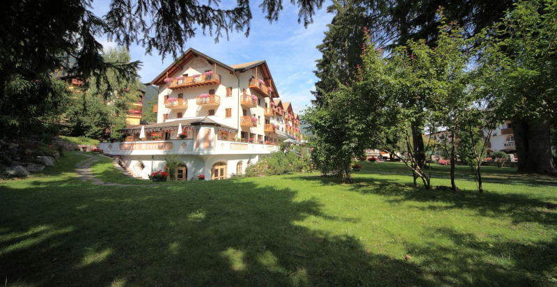 Vista panoramica del Park Hotel Sport ad Andalo in estate