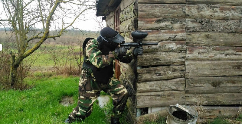 Giocatori di paintball in azione in Piemonte