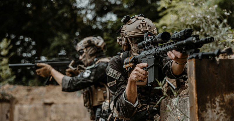 Partita di softair con strategia e azione outdoor