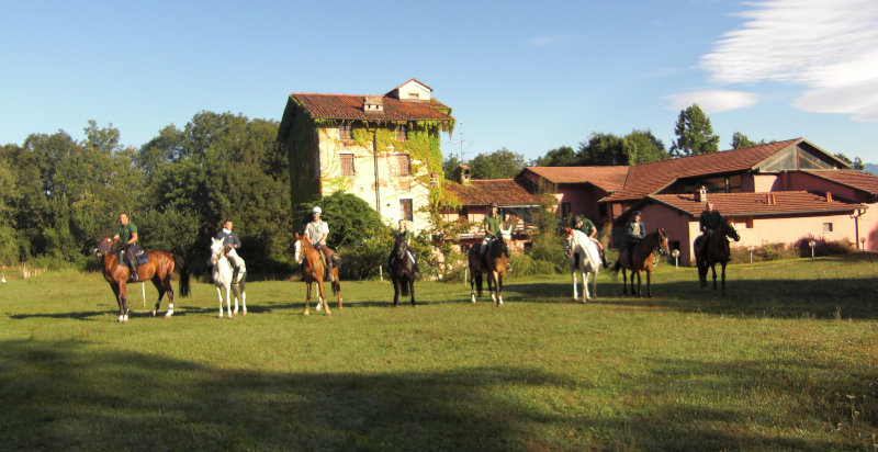 Cavalieri in sella a un cavallo durante un'escursione a Biella