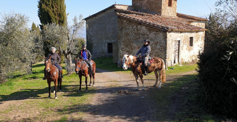 Campagna e casolare toscano durante una passeggiata a cavallo