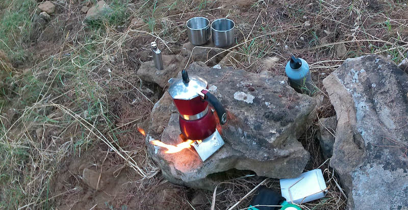 Caffè durante una passeggiata a cavallo a Enna, momento di relax nella natura siciliana