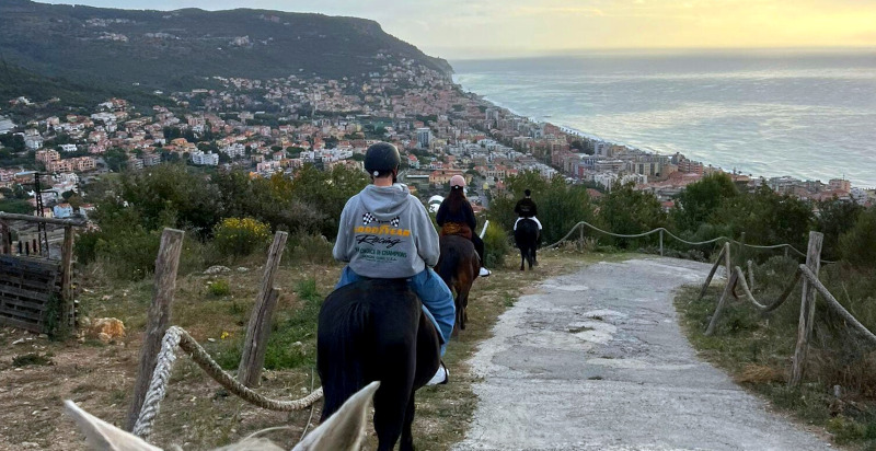 passeggiata a cavallo sentiero - vista sul mare e Pietra Ligure