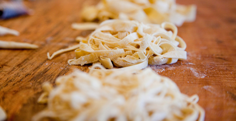 Pasta fresca appena preparata, pronta per la cottura al corso della Fattoria Agata