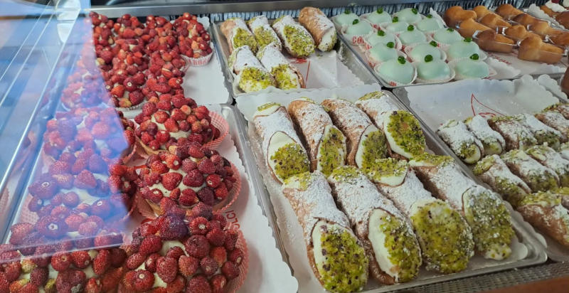 Vetrina di una pasticceria a Catania con dolci tipici